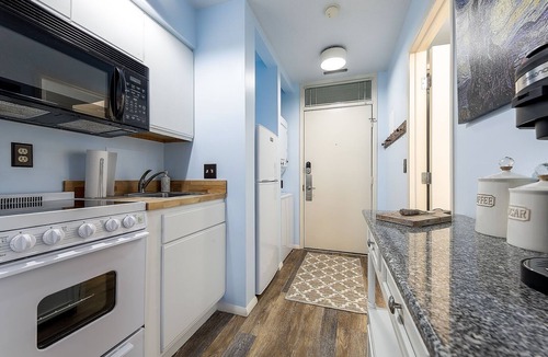 Acme Apartment | 🏖️ Bayview Studio Retreat @ The Shores | Private Deck + Beach Access ➠ 5606