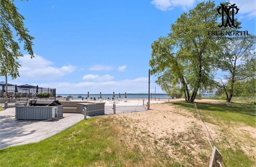Acme Apartment | 🏖️ Bayview Studio Retreat @ The Shores | Private Deck + Beach Access ➠ 5606