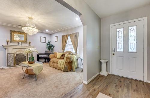 Edgar House | BBQ Ready: Hawthorne Home w/Screened-In Patio