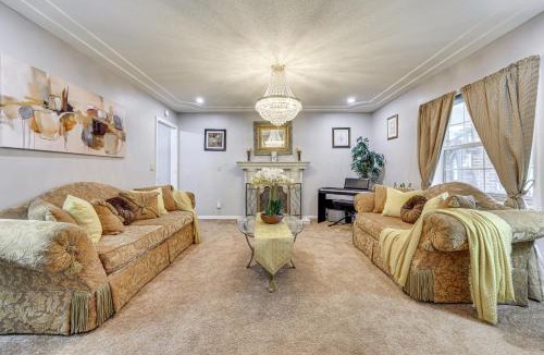 Edgar House | BBQ Ready: Hawthorne Home w/Screened-In Patio