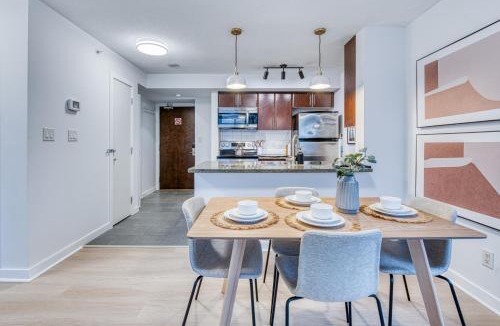 Crosstown Apartment | BC place view! Corner unit! free parking!