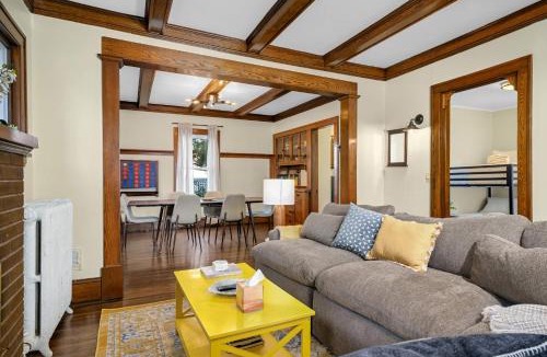 Lyn-Lake House | Bde Maka Stay - Classic 5 BR Heart of Uptown - Hennepin & Lyndale - Close to Lakes
