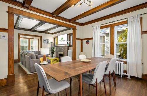 Lyn-Lake House | Bde Maka Stay - Classic 5 BR Heart of Uptown - Hennepin & Lyndale - Close to Lakes