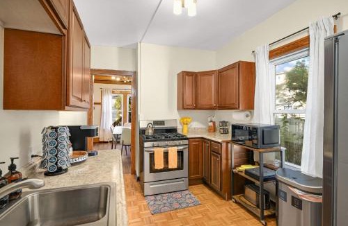 Lyn-Lake House | Bde Maka Stay - Classic 5 BR Heart of Uptown - Hennepin & Lyndale - Close to Lakes