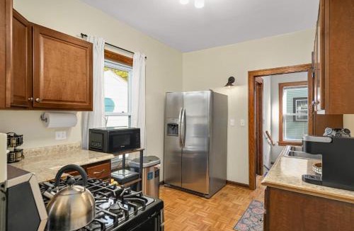Lyn-Lake House | Bde Maka Stay - Classic 5 BR Heart of Uptown - Hennepin & Lyndale - Close to Lakes