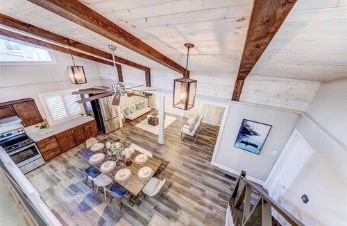 Ramara Cottage | Beautiful Sunsets on the Lake with a 4 Bedroom All Seasons Family Sized Cottage!