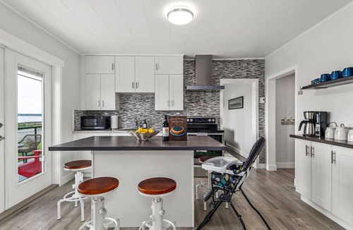 Campbell River Cottage | Beachfront 2 bed | Arcade, A+ Views, Lux King bed