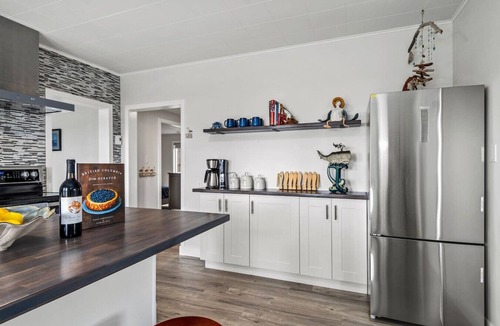 Campbell River Cottage | Beachfront 2 bed | Arcade, A+ Views, Lux King bed