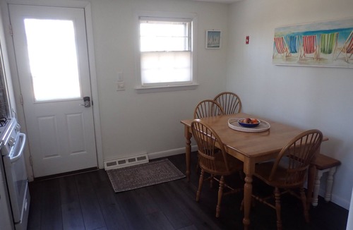 West Hyannisport Cottage | Beach 0.7 Mi walk- Craigville & Covell. A/C, bikes, 3 Day min May, June,Jul 7-11
