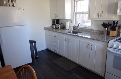 West Hyannisport Cottage | Beach 0.7 Mi walk- Craigville & Covell. A/C, bikes, 3 Day min May, June,Jul 7-11