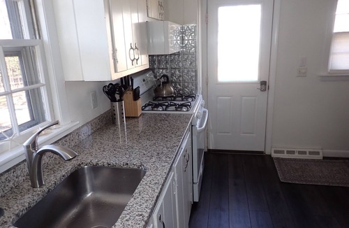 West Hyannisport Cottage | Beach 0.7 Mi walk- Craigville & Covell. A/C, bikes, 3 Day min May, June,Jul 7-11