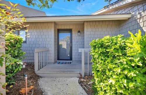 Sawgrass House | Beach-2-Green - 3BR condo w golf views & pool