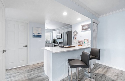 Jupiter Apartment | Beach Access 3-bedroom apartment in tranquil Jupiter, Pool, AC, Park, Wifi.