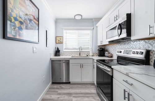 Jupiter Apartment | Beach Access 3-bedroom apartment in tranquil Jupiter, Pool, AC, Park, Wifi.