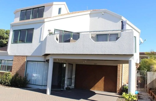 Omanu House | Beach access across road. Safe Patrolled beach. All day sun. Relaxed Vibe.