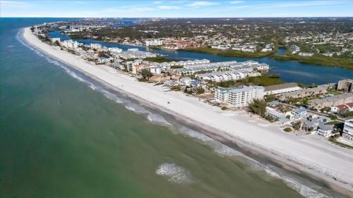 Indian Shores House | Beach Access & Heated Pool Resort Condo for 8