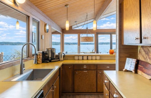 Bells Beach House | Beach Access, Kayaks, SUP, Pool Table and Whale watching