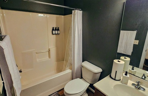 Jacksonville House | ☆Beach Access☆ n☆Mall 3m Away☆ n☆Free Wifi☆ n☆Stocked Kitchen☆ n☆Washer/Dryer☆