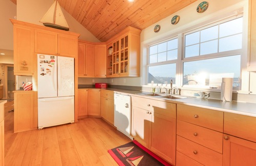 Bayshore House | Beach and Bay Views, Family Friendly, Immaculate, Chef's Kitchen, Beach Front