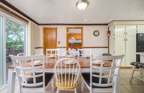 Rumely House | Beach, Aqua Park, Kayaks + SUPs, Playground, Campfires, Lawn Games! - Cottage 1