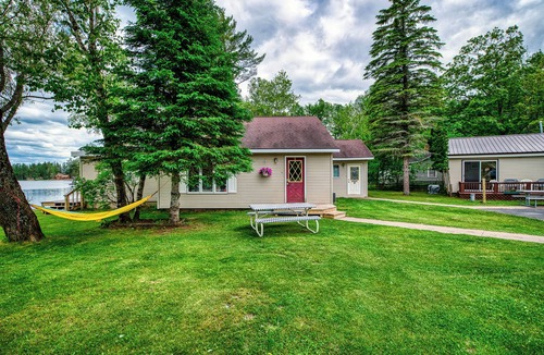 Rumely House | Beach, Aqua Park, Kayaks + SUPs, Playground, Campfires, Lawn Games! - Cottage 1