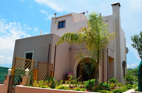 Maleme Villa | Beach at 400mt★ Walk to Taverna & Grocery★ Seaview