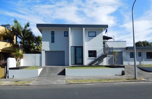 Whangamata House | Beach at your front door