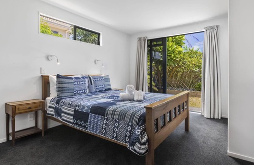 Omanu House | Beach bach on Oceanbeach Road