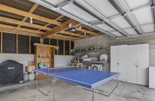Omanu House | Beach bach on Oceanbeach Road