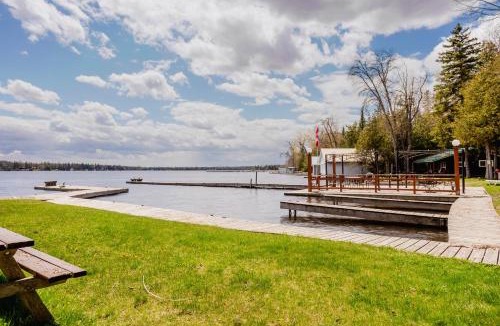 Bobcaygeon House | Beach, BBQ, Waterfront Ambleside Resort in Bobcaygeon, Kawartha