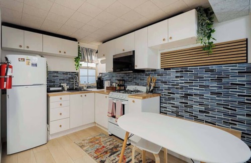Sharp Park Apartment | Beach Block 2BR Retreat w/Palm Courtyard Walk to Ocean Near SF