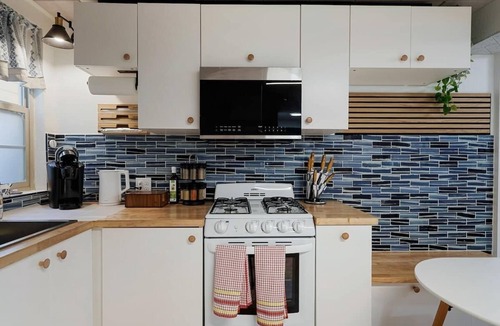 Sharp Park Apartment | Beach Block 2BR Retreat w/Palm Courtyard Walk to Ocean Near SF