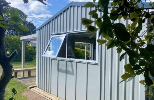 Waihi Beach House | Beach Break Studio Cabin - short walk to beach and cafes