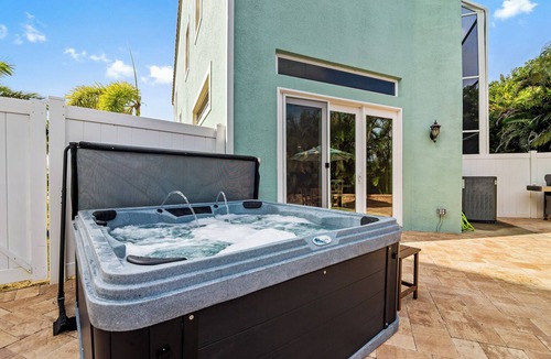 Indian Harbour Beach House | Beach Breezes & Backyard Bliss — Hot Tub, Fire Pit, Shuffleboard & BBQ Fun! 🏖️