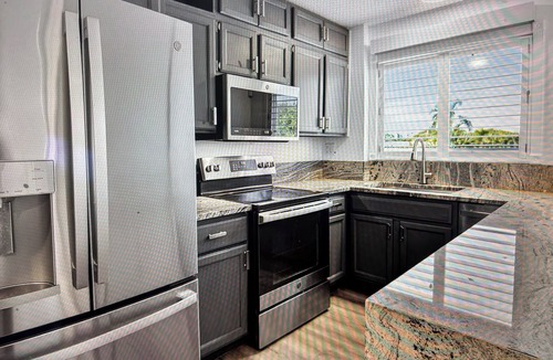 Bella Vista Villa | Beach Bungalow Jupiter Carlin Park across street from beach Htd Pool/Pickle Ball