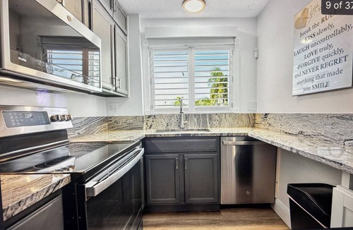Bella Vista Villa | Beach Bungalow Jupiter Carlin Park across street from beach Htd Pool/Pickle Ball