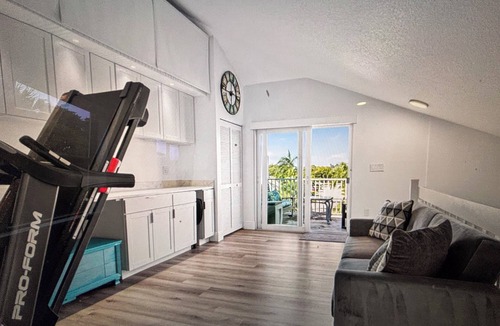 Bella Vista Villa | Beach Bungalow Jupiter Carlin Park across street from beach Htd Pool/Pickle Ball