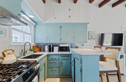 Peninsula House | Beach Bungalow on the Peninsula - Steps From Sand in Long Beach with Beach Gear