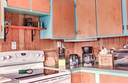Ocean Park House | Beach Cabin, Romantic, 5 min to beach, Private (Looney)