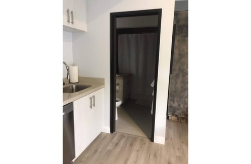 Venice House | Beach Canals Venice! - Studio w/Full Kitchen