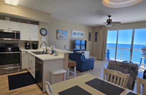 Miramar Beach Condo | 🌴 Beach Chairs ,+Parking Included𓇼Directly on the beach𓇼1Bd,King𓇼Bunks𓇼6th floor