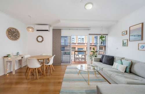 Newcastle East Apartment | "Beach City Apartment" 5* location-2BR+2Bath+Garage+80m to Beach