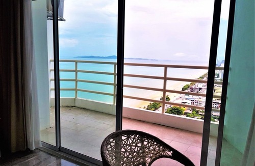 Na Kluea Apartment | Beach Condo with Stunning Sea Views - Sleeps 2