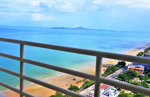 Na Kluea Apartment | Beach Condo with Stunning Sea Views - Sleeps 2