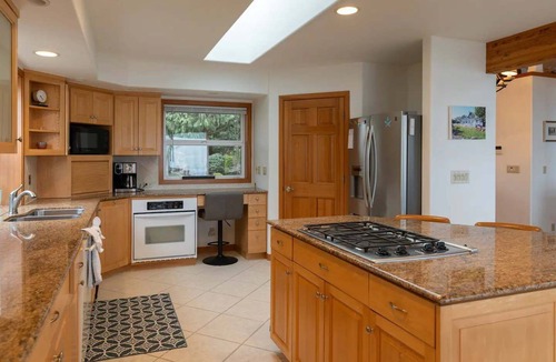 Kingston House | Beach Cove: Waterfront Getaway with Kayaks