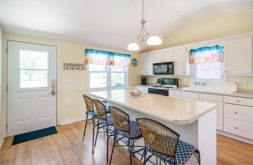 Wainfleet Cottage | Beach Days and Porch Nights - Waterfront