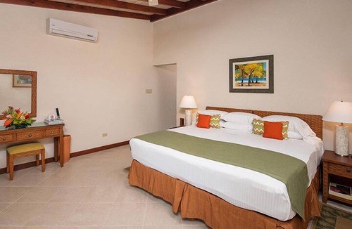 Maynards Hotel | Beach Escape! Close to Heywoods Beach and Godings Bay Beach! Outdoor Pool!