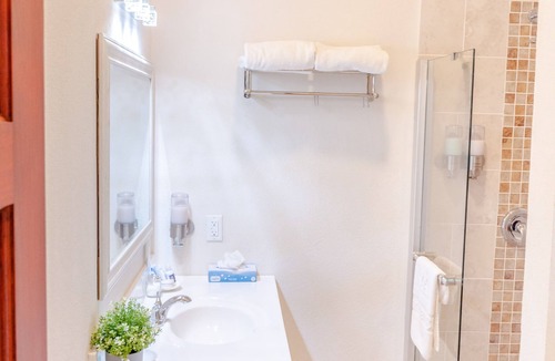 Maynards Hotel | Beach Escape! Close to Heywoods Beach and Godings Bay Beach! Outdoor Pool!