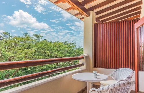 Maynards Hotel | Beach Escape! Close to Heywoods Beach and Godings Bay Beach! Outdoor Pool!