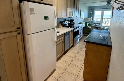 South Padre Island Condo | Beach facing balcony, Fully furnished, Beach supplies, sleeps 6. pool & hot tub